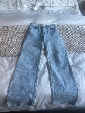 Abercrombie Relaxed High Rise Jeans in light wash. Great condition!